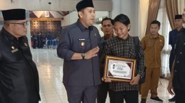 Foto Istimewa transatu / saat Bupati Merangin dapat piagam pajak dari aktivitas Merangin 