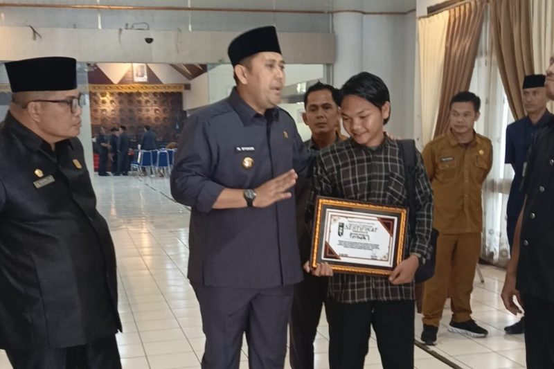 Foto Istimewa transatu / saat Bupati Merangin dapat piagam pajak dari aktivitas Merangin 