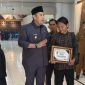 Foto Istimewa transatu / saat Bupati Merangin dapat piagam pajak dari aktivitas Merangin 