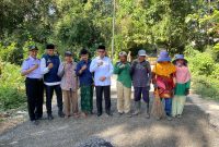 Bupati Pamekasan, KH Kholilurrahman mengunjungi kegiatan perbaikan jalan secara swadaya di desa Panaan, Palengaan, Rabu (2/7/2025).