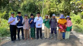 Bupati Pamekasan, KH Kholilurrahman mengunjungi kegiatan perbaikan jalan secara swadaya di desa Panaan, Palengaan, Rabu (2/7/2025).