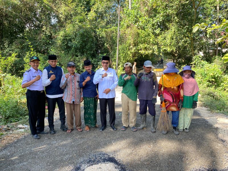 Bupati Pamekasan, KH Kholilurrahman mengunjungi kegiatan perbaikan jalan secara swadaya di desa Panaan, Palengaan, Rabu (2/7/2025).