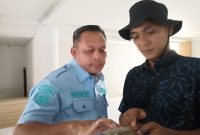 Direktur PDAM Merangin Antoni bersama awak media