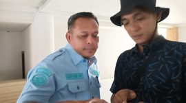 Direktur PDAM Merangin Antoni bersama awak media