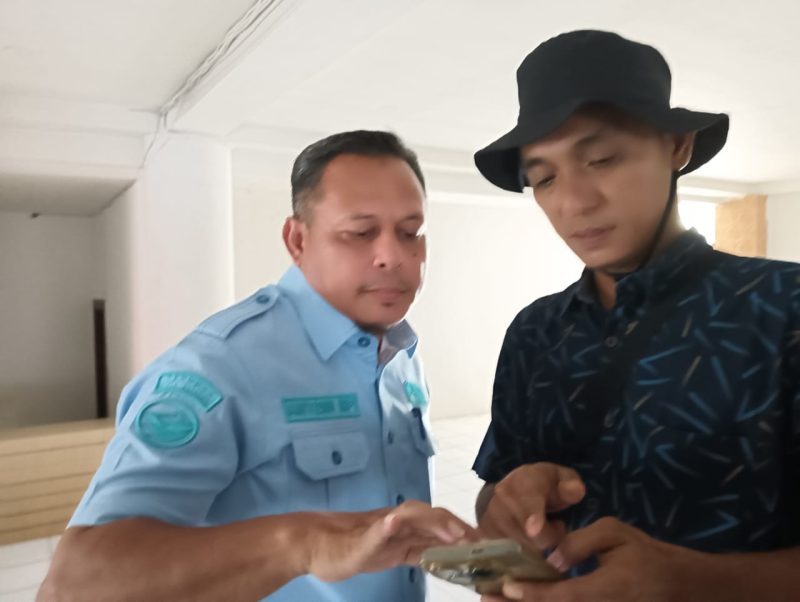 Direktur PDAM Merangin Antoni bersama awak media