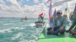 Suasana pantai pesisir saat perayaan petik laut, ratusan perahu nelayan ikut meriahkan acara tersebut