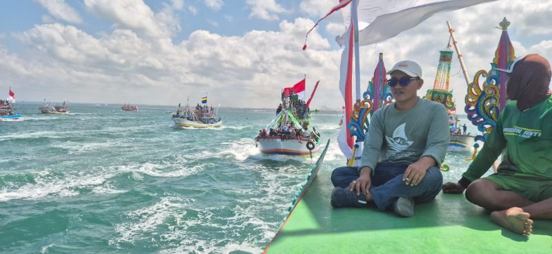 Suasana pantai pesisir saat perayaan petik laut, ratusan perahu nelayan ikut meriahkan acara tersebut