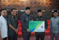 H M Syukur Serahkan Kartu BPJS Ketenagakerjaan untuk Dewa