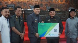 H M Syukur Serahkan Kartu BPJS Ketenagakerjaan untuk Dewa