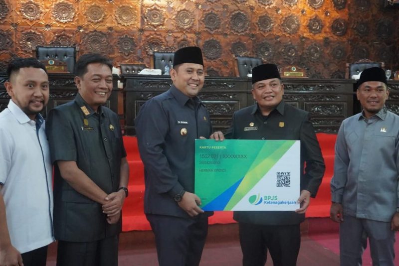 H M Syukur Serahkan Kartu BPJS Ketenagakerjaan untuk Dewa