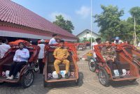 KETERANGAN: Terlihat Bupati Bangkalan Lukman Hakim mencoba  menaiki becak Listrik bantuan dari Presiden Prabowo. (Dok:Istimewa). 