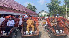 KETERANGAN: Terlihat Bupati Bangkalan Lukman Hakim mencoba  menaiki becak Listrik bantuan dari Presiden Prabowo. (Dok:Istimewa). 