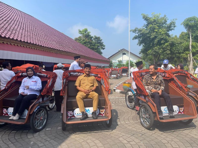 KETERANGAN: Terlihat Bupati Bangkalan Lukman Hakim mencoba  menaiki becak Listrik bantuan dari Presiden Prabowo. (Dok:Istimewa). 