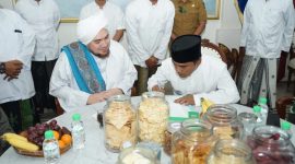 Keterangan: Bupati Bangkalan Lukman Hakim saat menandatangani Surat Edaran.(Dok: Istimewa)