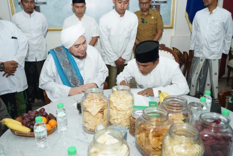 Keterangan: Bupati Bangkalan Lukman Hakim saat menandatangani Surat Edaran.(Dok: Istimewa)