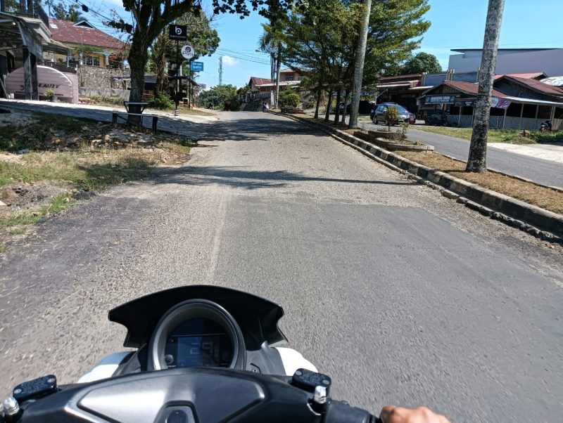 Tampak jalan sesudah di perbaiki dinas PUPR Merangin yang dianggarkan 5 ratus juta melalui swakelola 