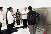 Keterangan: Penasihat Khusus Presiden Bidang Politik, Hukum, dan Keamanan, Jenderal Erwin Charara Rusmana, Bupati Bangkalan Lukman Hakim, saat melakukan pengecekan usai meresmikan Dapur BGN di Kota Bangkalan.(Foto/Istimewa).