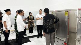 Keterangan: Penasihat Khusus Presiden Bidang Politik, Hukum, dan Keamanan, Jenderal Erwin Charara Rusmana, Bupati Bangkalan Lukman Hakim, saat melakukan pengecekan usai meresmikan Dapur BGN di Kota Bangkalan.(Foto/Istimewa).
