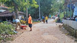 Warga desa Panaan, Palengaan tampak melakukan perbaikan jalan poros kabupaten secara swadaya.