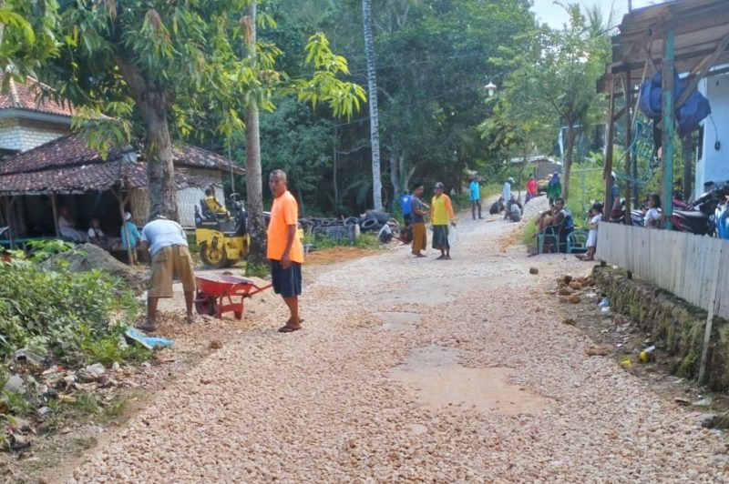 Warga desa Panaan, Palengaan tampak melakukan perbaikan jalan poros kabupaten secara swadaya.
