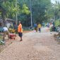 Warga desa Panaan, Palengaan tampak melakukan perbaikan jalan poros kabupaten secara swadaya.