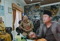 Kaepala Puskesmas Talang, Khaliliya Syaifiyati, Kepala Dinkes Pamekasan, dr. Syaifuddin, dan Ketua P3K, Basri.