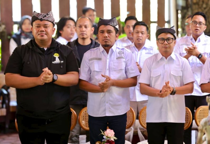 Ketua HIPMI Pamekasan, Ach Kusairi (tengah) bersama ketum Ferdy Elfian dari BPC HIPMI Banyuwangi (baju hitam).