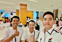 Ketum PSI terpilih Kaesang Pangarep (depan) bersama ketua PSI Pamekasan, Abdullah M. Sadino dan Sekertaris Moh Rohim.