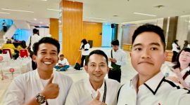 Ketum PSI terpilih Kaesang Pangarep (depan) bersama ketua PSI Pamekasan, Abdullah M. Sadino dan Sekertaris Moh Rohim.