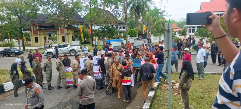 Warga Desa Jambu Tebo Segel Ponton dan Kantor Desa, Ini sebabnya