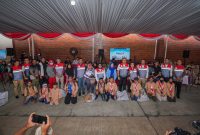 Penyerahan bantuan perlengkapan sekolah di Kantor Pertamina Lube Oil Blending Plant (LOBP) & Grease Plant, Koja, Jakarta Utara. Pertamina)
