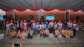 Penyerahan bantuan perlengkapan sekolah di Kantor Pertamina Lube Oil Blending Plant (LOBP) & Grease Plant, Koja, Jakarta Utara. Pertamina)