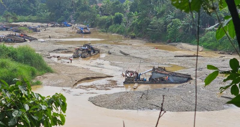Aktivis PETI jenis dompeng  di karang berahi 