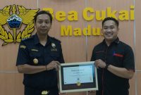 Perwakilan PR Cahaya Pro saat menerima penghargaan dari Bea Cukai Madura.