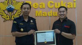Perwakilan PR Cahaya Pro saat menerima penghargaan dari Bea Cukai Madura.
