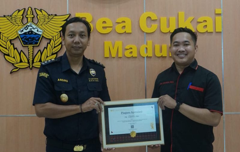 Perwakilan PR Cahaya Pro saat menerima penghargaan dari Bea Cukai Madura.