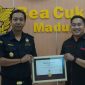 Perwakilan PR Cahaya Pro saat menerima penghargaan dari Bea Cukai Madura.