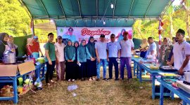 Kepala Desa Tlontoraja, Syaiful Bahri,(Kaos putih;tengah) bersama jajarannya membersamai ibu-ibu lomba masak di Lapangan, Tlontoraja, Rabu (13/08/2025).