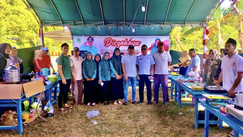 Kepala Desa Tlontoraja, Syaiful Bahri,(Kaos putih;tengah) bersama jajarannya membersamai ibu-ibu lomba masak di Lapangan, Tlontoraja, Rabu (13/08/2025).