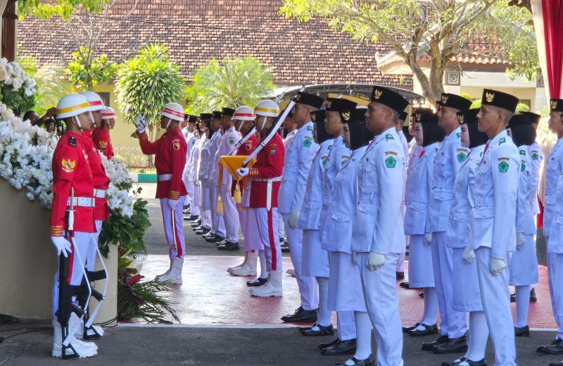 Prosesi Upacara ke 80 Republik Indonesia, di Mandhapa Aghung Ronggosukowati Pamekasan, Minggu (17/08/2025) pagi.