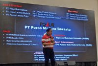 Presiden Kelompok Usaha Profuktif (KUP) Pojur, Prof Achsanul Qosasi saat memotivasi Karyawannya, di aula salah satu hotel di Pamekasan, Sabtu (9/8/2025).