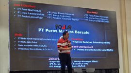 Presiden Kelompok Usaha Profuktif (KUP) Pojur, Prof Achsanul Qosasi saat memotivasi Karyawannya, di aula salah satu hotel di Pamekasan, Sabtu (9/8/2025).