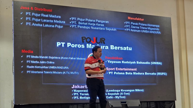 Presiden Kelompok Usaha Profuktif (KUP) Pojur, Prof Achsanul Qosasi saat memotivasi Karyawannya, di aula salah satu hotel di Pamekasan, Sabtu (9/8/2025).