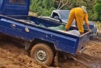 Mobil warga kesulitan Lewat jalan pasca hujan 