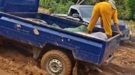 Mobil warga kesulitan Lewat jalan pasca hujan 