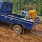 Mobil warga kesulitan Lewat jalan pasca hujan 