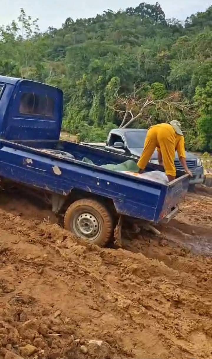 Mobil warga kesulitan Lewat jalan pasca hujan 