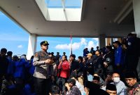 KETERANGAN: Suasana aksi unjuk rasa di kantor DPRD Bangkalan. (Foto/Istimewa)