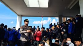 KETERANGAN: Suasana aksi unjuk rasa di kantor DPRD Bangkalan. (Foto/Istimewa)
