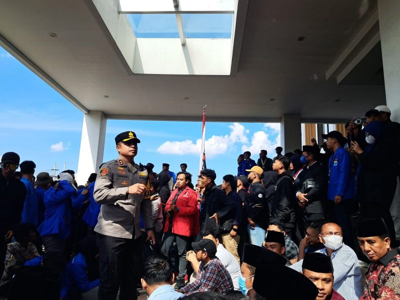 KETERANGAN: Suasana aksi unjuk rasa di kantor DPRD Bangkalan. (Foto/Istimewa)